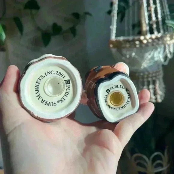 Publix 2001 The Pilgrim Pair Salt & Pepper Shakers - Thanksgiving Collectibles - Picture 4 of 8